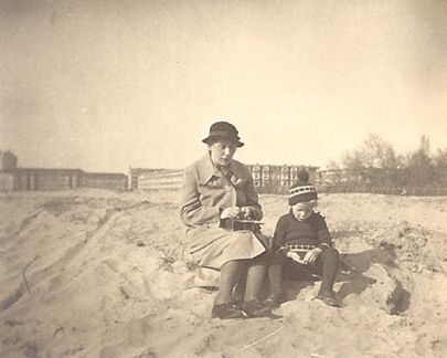 Hier zit mijn moeder op het ‘kleine land’ met broer Jopie en is in verwachting van mij (sept 1936)