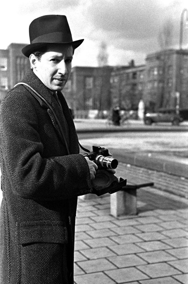 Man met camera in Zuid - Foto: Helmuth Wolff - 1936 (Wie kent deze man en weet waar de foto gemaakt is?)